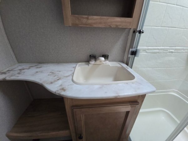 2018 Coachmen Freedom Express Deep Slide 231RBDS - Image 27
