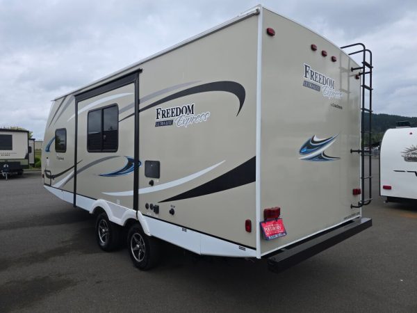 2018 Coachmen Freedom Express Deep Slide 231RBDS - Image 4