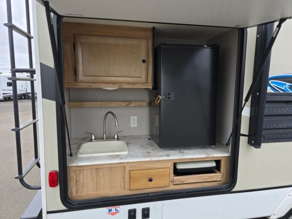 2018 Coachmen Freedom Express Deep Slide 231RBDS - Image 7