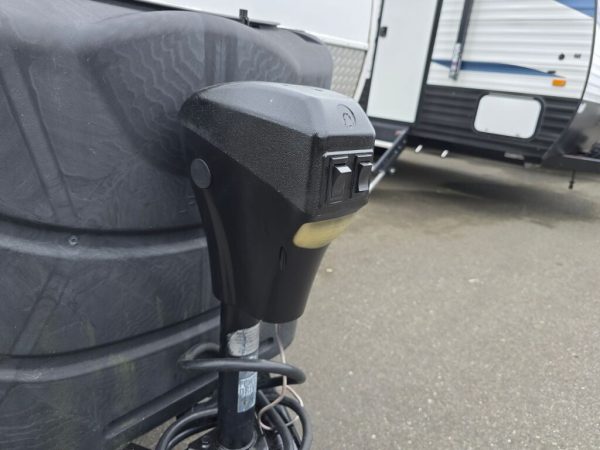 2018 Coachmen Freedom Express Deep Slide 231RBDS - Image 10