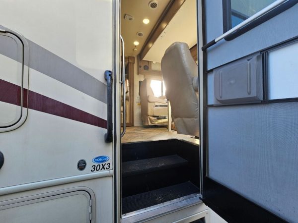 2018 Forest River Georgetown 3 Series GT3 30X3 - Image 4