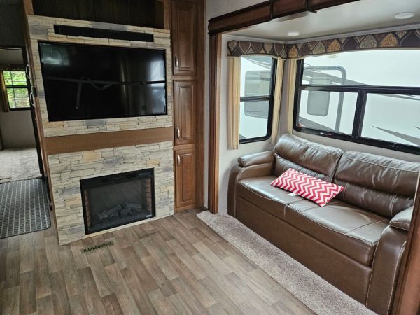 2018 Keystone Montana 3820FK - Image 11