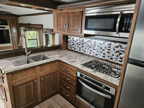 2018 Keystone Montana 3820FK - Image 22