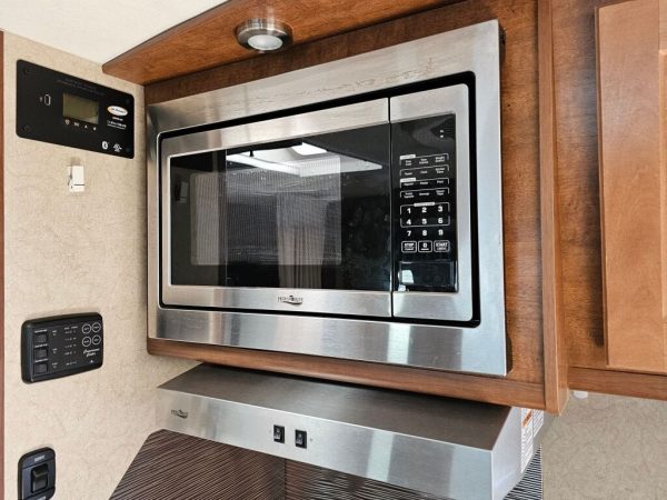 2018 Lance Travel Trailer 1685 - Image 12