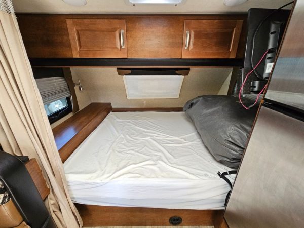 2018 Lance Travel Trailer 1685 - Image 19