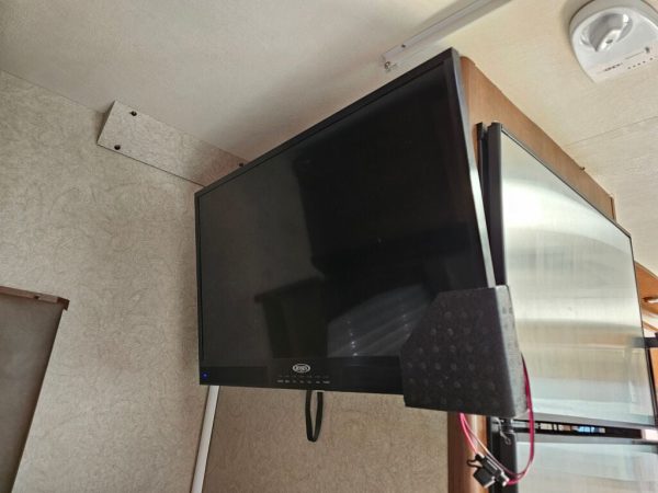 2018 Lance Travel Trailer 1685 - Image 20