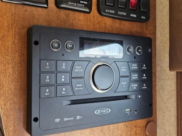 2018 Lance Travel Trailer 1685 - Image 31