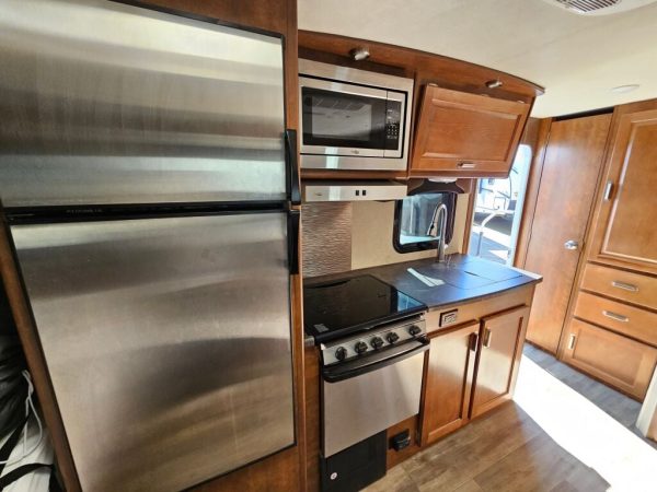 2018 Lance Travel Trailer 1685 - Image 9