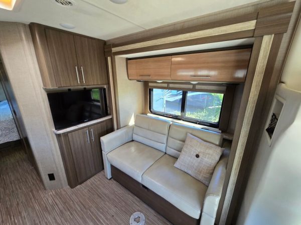 2018 Thor Motor Coach Gemini 24TX - Image 8