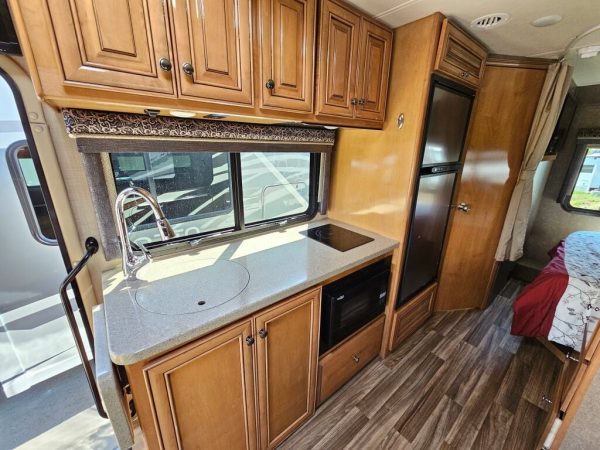2018 Thor Motor Coach Synergy SD24 - Image 12