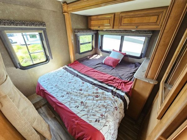 2018 Thor Motor Coach Synergy SD24 - Image 26