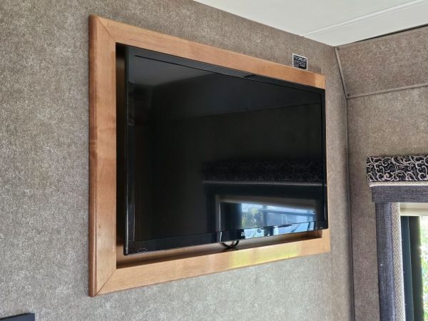 2018 Thor Motor Coach Synergy SD24 - Image 28