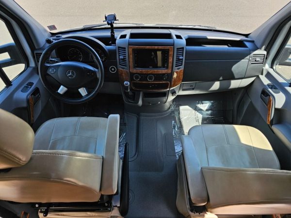 2018 Thor Motor Coach Synergy SD24 - Image 32