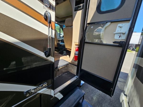 2018 Thor Motor Coach Synergy SD24 - Image 9