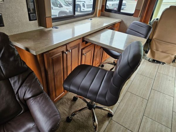 2018 Tiffin Motorhomes Allegro 32SA - Image 14