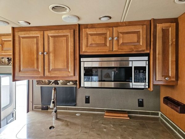 2018 Tiffin Motorhomes Allegro 32SA - Image 16