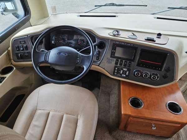 2018 Tiffin Motorhomes Allegro 32SA - Image 7