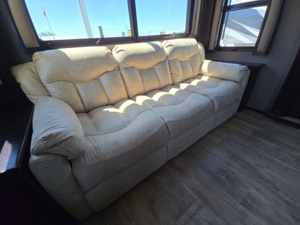 2018 Vanleigh RV Vilano 365RL - Image 12