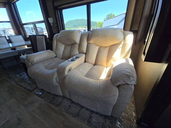 2018 Vanleigh RV Vilano 365RL - Image 13
