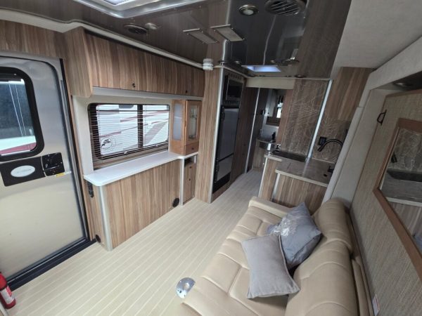 2019 Airstream Atlas Murphy Suite Tommy Bahama Edition - Image 11