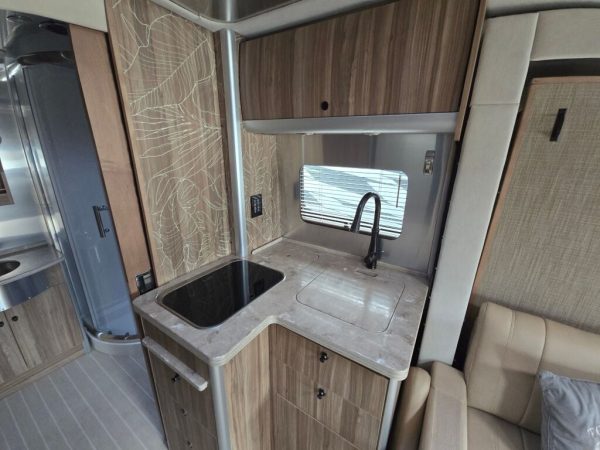 2019 Airstream Atlas Murphy Suite Tommy Bahama Edition - Image 14