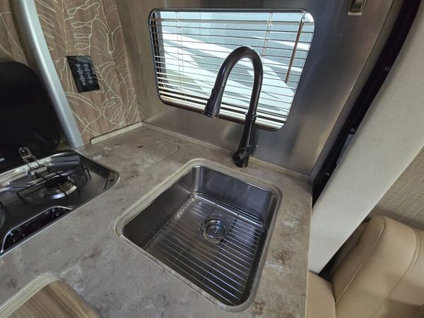 2019 Airstream Atlas Murphy Suite Tommy Bahama Edition - Image 16