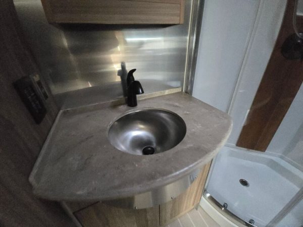 2019 Airstream Atlas Murphy Suite Tommy Bahama Edition - Image 21