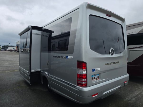 2019 Airstream Atlas Murphy Suite Tommy Bahama Edition - Image 4