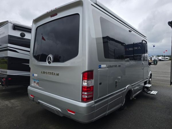2019 Airstream Atlas Murphy Suite Tommy Bahama Edition - Image 6