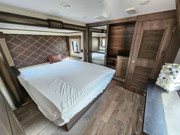 2019 Keystone Montana 3121RL - Image 28