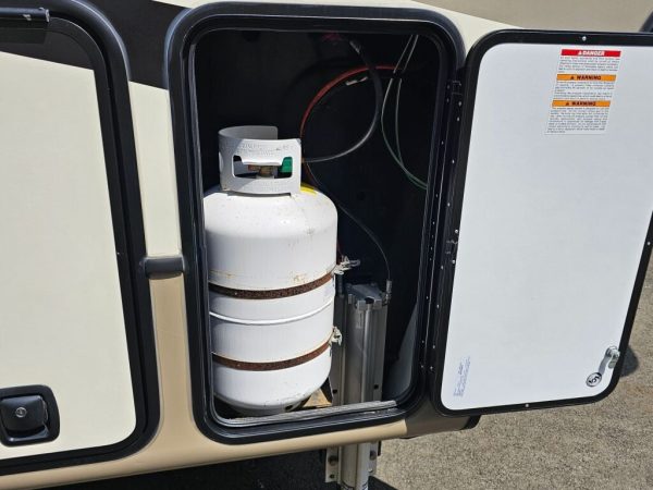 2019 Keystone Montana 3121RL - Image 6