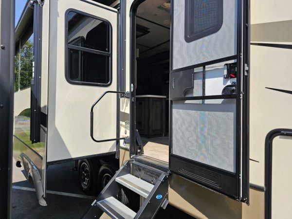 2019 Keystone Montana 3121RL - Image 9