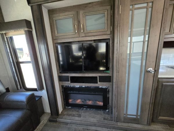 2019 Keystone Montana High Country 330RL - Image 9