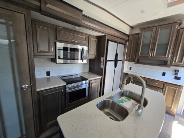 2019 Keystone Montana High Country 330RL - Image 10