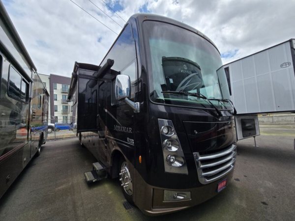 2019 Thor Motor Coach Miramar 35.2 - Image 2