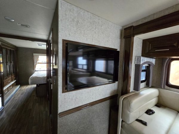 2019 Thor Motor Coach Miramar 35.2 - Image 11