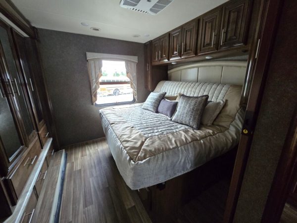 2019 Thor Motor Coach Miramar 35.2 - Image 12