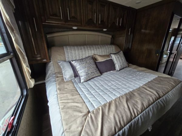 2019 Thor Motor Coach Miramar 35.2 - Image 13