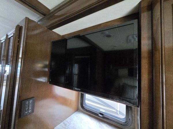 2019 Thor Motor Coach Miramar 35.2 - Image 14