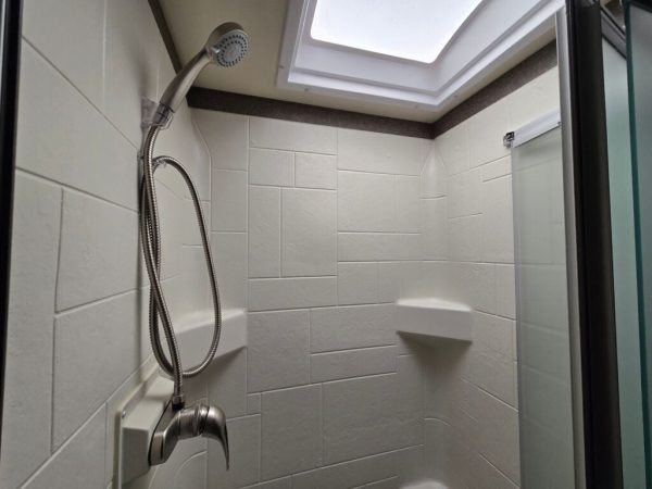 2019 Thor Motor Coach Miramar 35.2 - Image 16