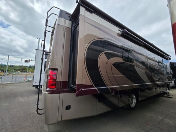 2019 Thor Motor Coach Miramar 35.2 - Image 3