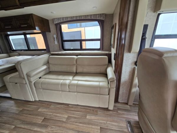 2019 Thor Motor Coach Miramar 35.2 - Image 6
