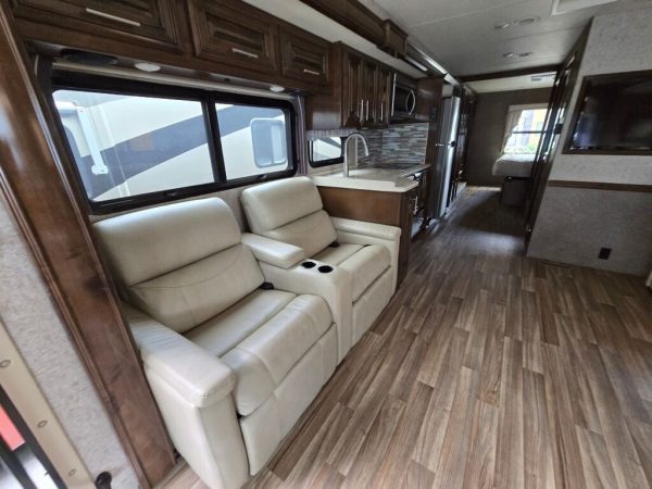 2019 Thor Motor Coach Miramar 35.2 - Image 8