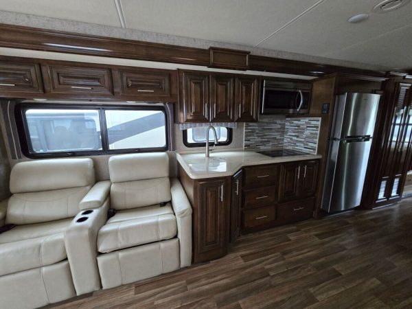 2019 Thor Motor Coach Miramar 35.2 - Image 9