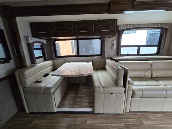 2019 Thor Motor Coach Miramar 35.2 - Image 10