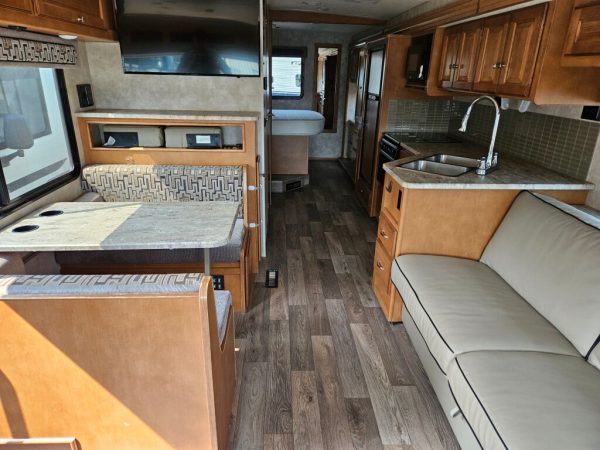 2019 Winnebago Vista 29V - Image 6