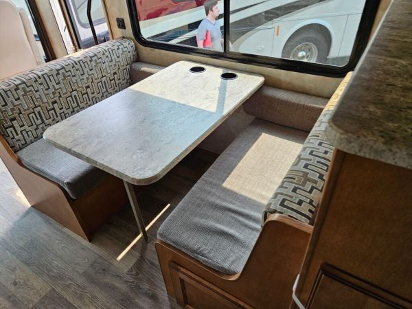 2019 Winnebago Vista 29V - Image 10