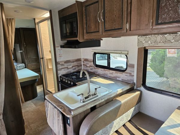 2020 Coachmen Freelander Value Leader 27QB - Image 13