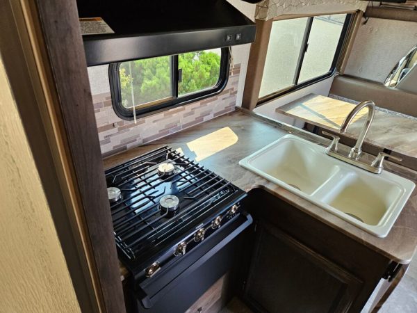 2020 Coachmen Freelander Value Leader 27QB - Image 10