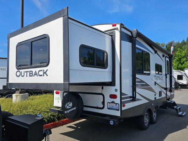 2020 Keystone Outback Ultra-Lite 210URS - Image 4